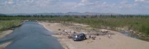 Der Blick von einer Br�cke des Kolyma Highways auf diesen namenlosen Flu�verlauf ist nach Norden gerichtet. In dieser Richtung gibt es bis zum n�rdlichen Eismeer keinen Weg mehr - und das Eismeer ist noch 1.000 Kilometer entfernt.